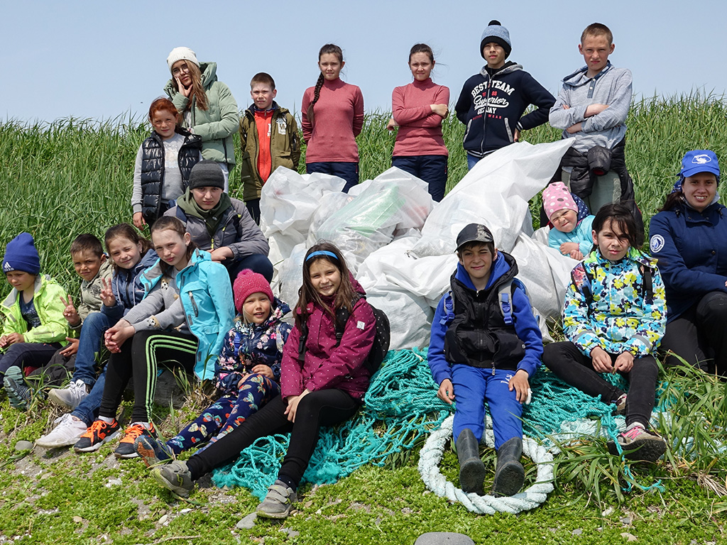 Школьники из Никольского собрали 109 килограммов мусора на берегу бухты Китовой